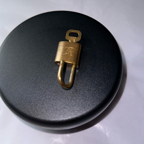 Louis Vuitton 🔐 Lock & Key, #323, GUC - Picture 3 of 8
